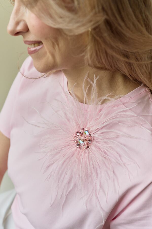 Розовая футболка с перьями