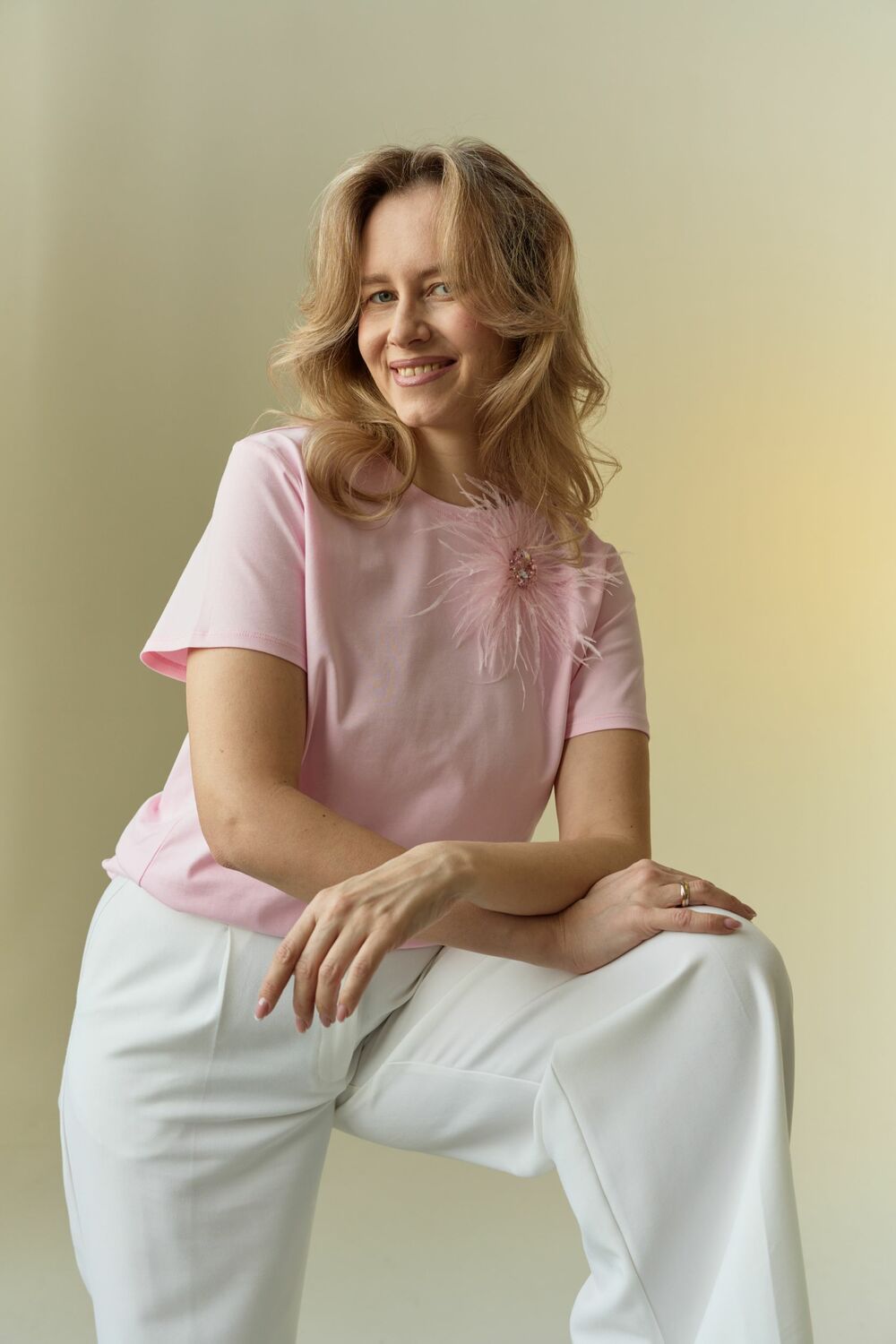 Розовая футболка с перьями