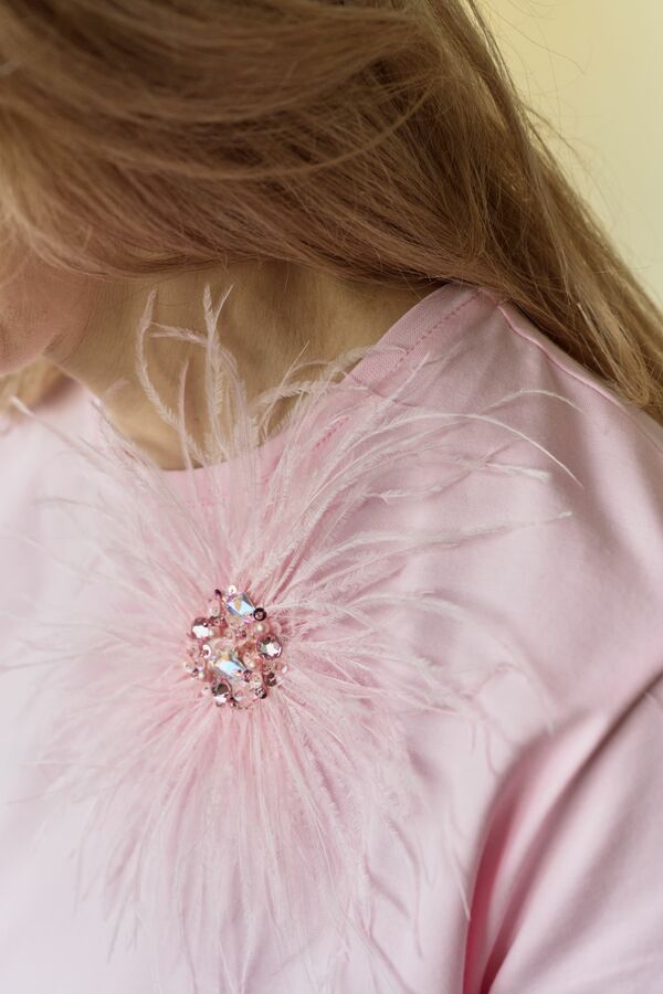 Розовая футболка с перьями