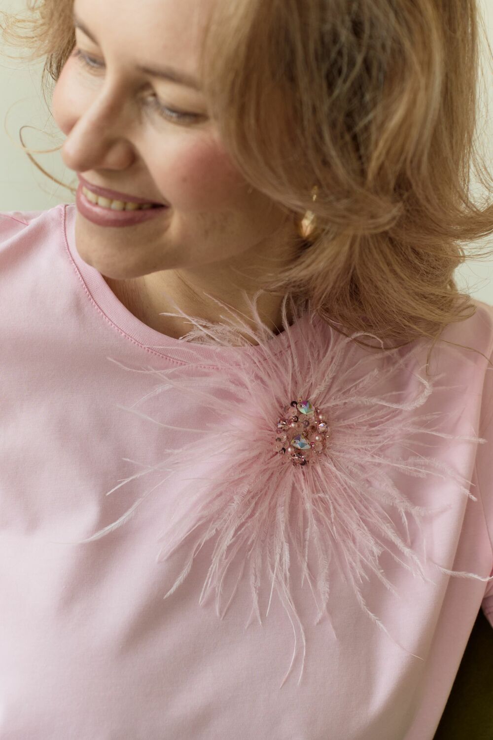 Розовая футболка с перьями