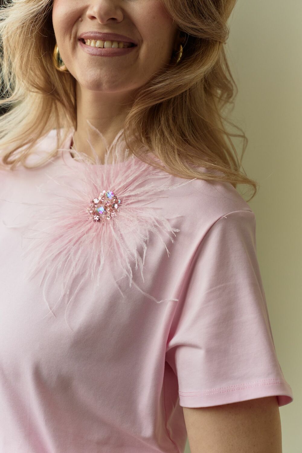 Розовая футболка с перьями