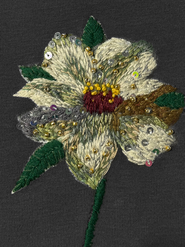 Футболка графитовая с цветочной вышивкой мулине