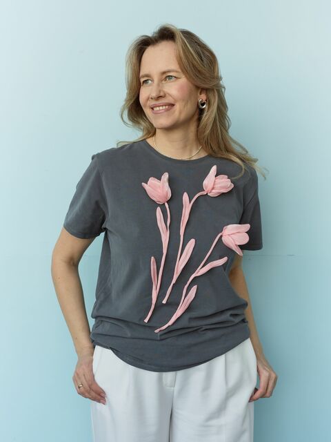 Футболка графитовая с тюльпанами