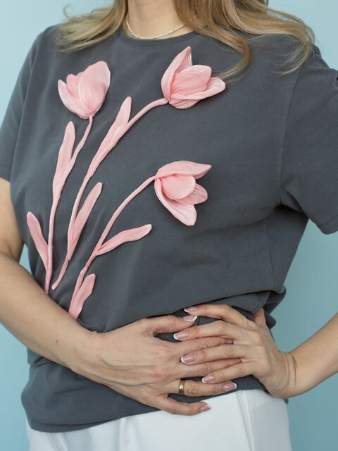 Футболка графитовая с тюльпанами