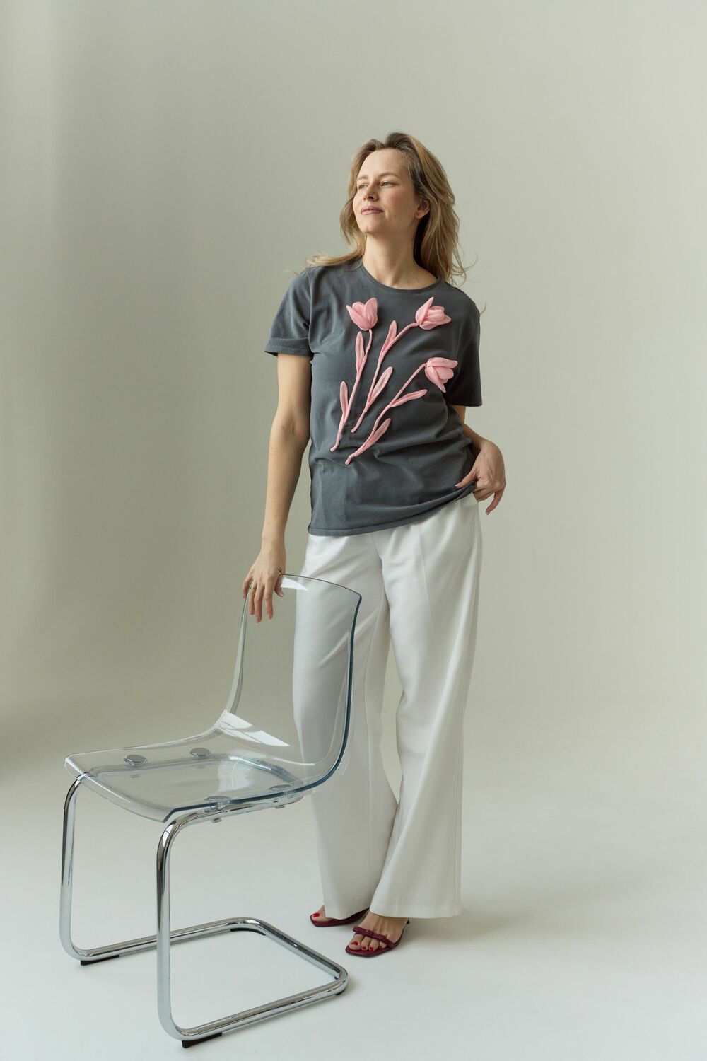 Футболка графитовая с тюльпанами