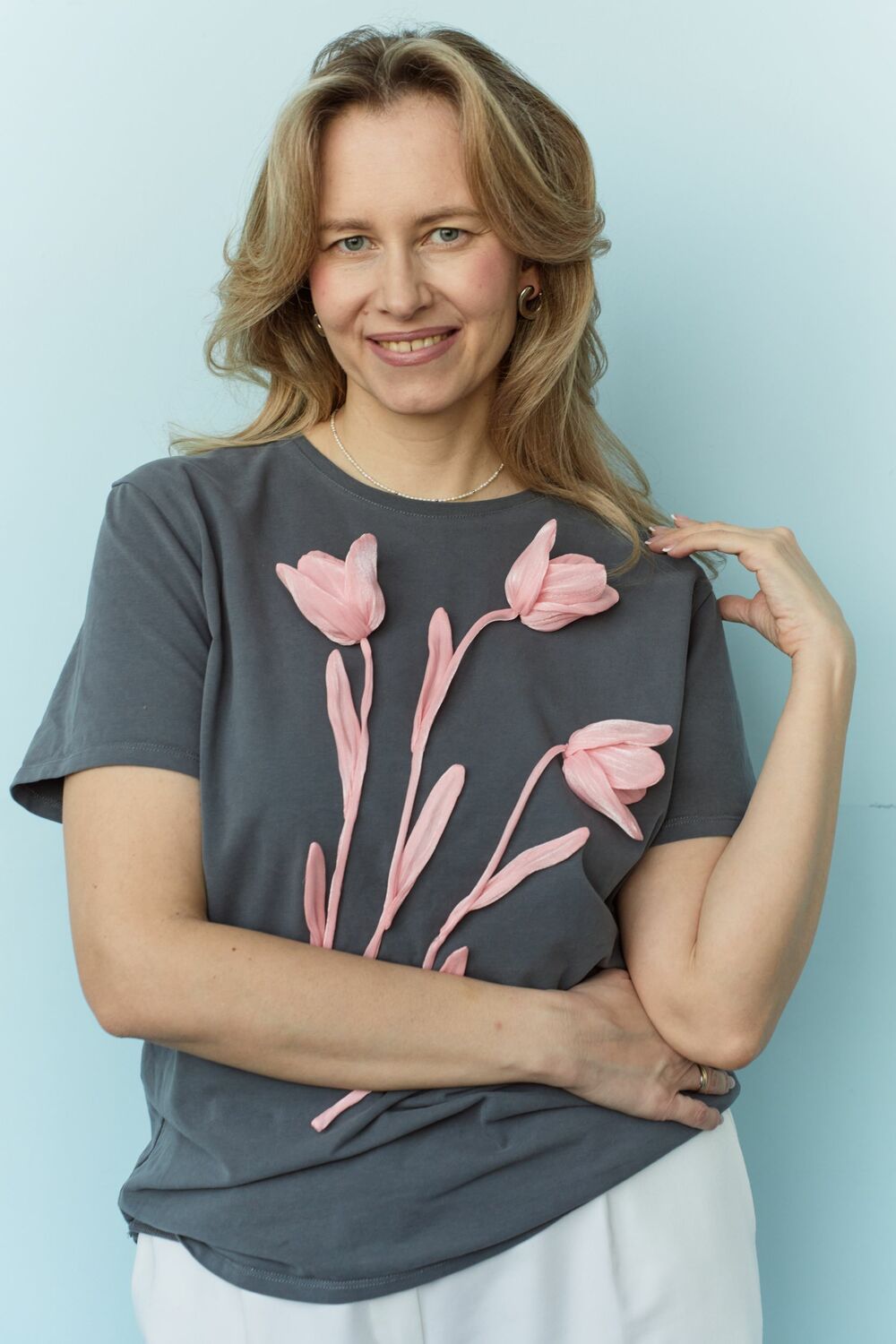 Футболка графитовая с тюльпанами