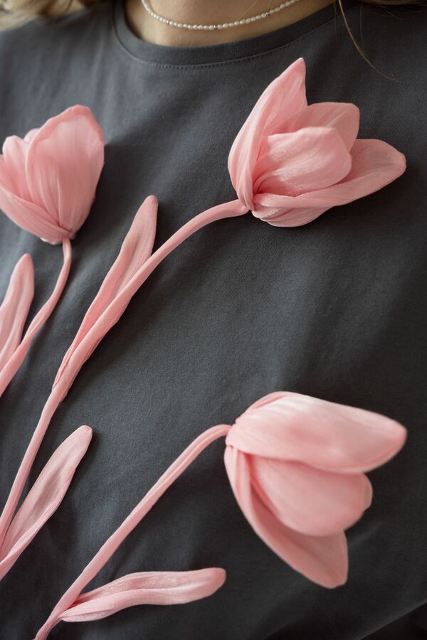 Футболка графитовая с тюльпанами