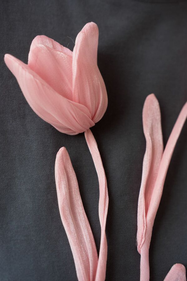 Футболка графитовая с тюльпанами