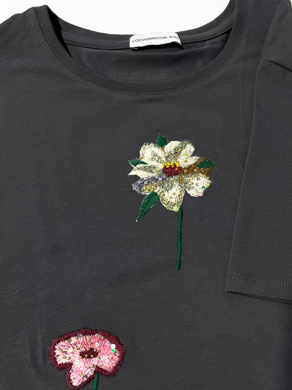 Футболка графитовая с цветочной вышивкой мулине