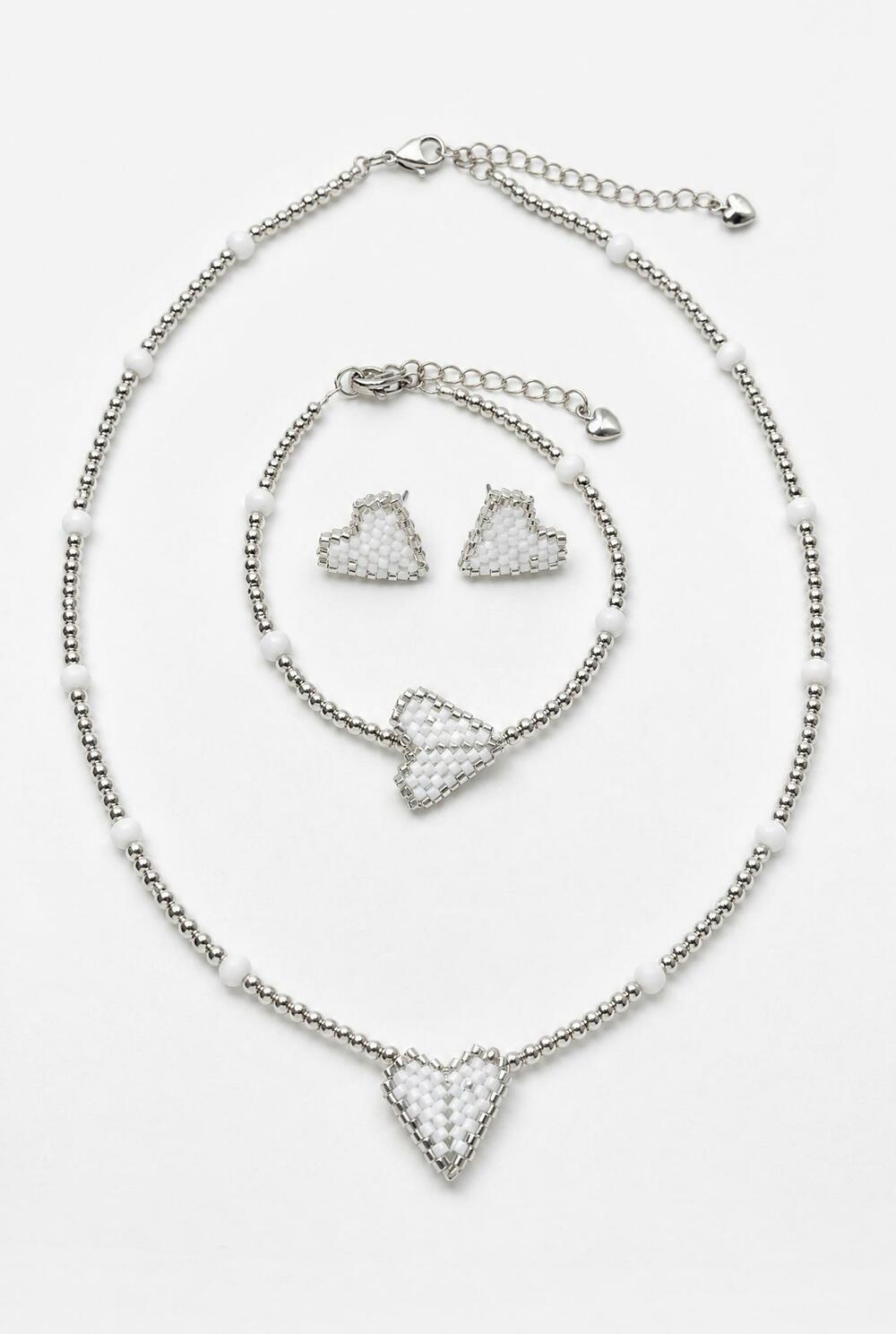 Серьги с белым сердечком из бисера